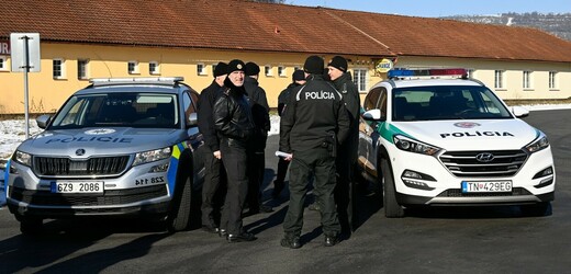 Společná česko-slovenská policejní hlídka na hraničním přechodu Starý Hrozenkov / Drietoma, 9. února 2023.