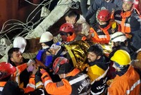 Týden po zemětřesení na jihu Turecka vyprostili záchranáři z trosek živou ženu.