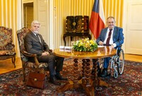 Končící prezident Miloš Zeman a jeho nástupce Petr Pavel.