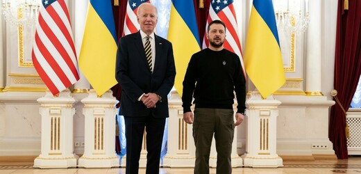 Setkání prezidentů. Zleva prezident USA Joe Biden a ukrajinský prezident Volodymyr Zelenskyj.