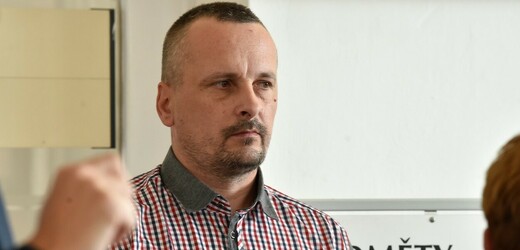 Obžalovaný polský řidič nákladního vozu Adrian Pawel Wróbel u Okresního soudu v Uherském Hradišti, 23. května 2022. Muži hrozí za usmrcení dvou lidí z nedbalosti jeden rok až šest let vězení.