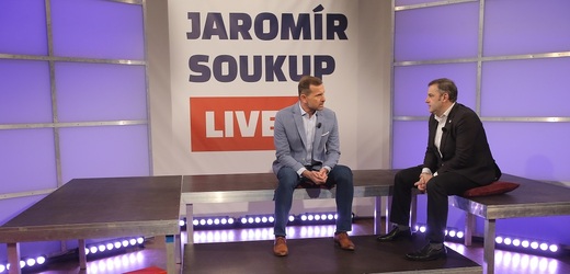 Moderátor pořadu Jaromír Soukup a ekonom a předseda Národní rozpočtové rady Mojmír Hampl.