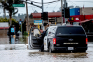 V Kalifornii hrozí nové záplavy, silné srážky zasahují také severovýchod USA.