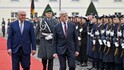 Německý prezident Frank-Walter Steinmeier (vlevo) přijal s vojenskými poctami nového českého prezidenta Petra Pavla na návštěvě Německa, 21. března 2023, Berlín.