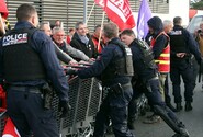 Při pondělních protestech proti důchodové reformě bylo ve Francii zadrženo na 300 lidí