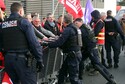 Při pondělních protestech proti důchodové reformě bylo ve Francii zadrženo na 300 lidí.
