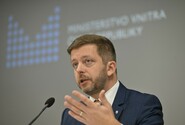Transformace České pošty bude stát přes osm miliard korun, uvedl Rakušan