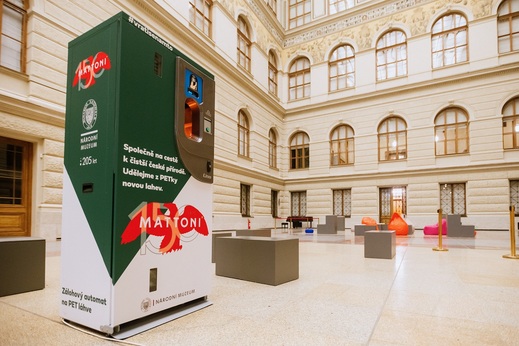 V Národním muzeu je umístěn zálohový automat.