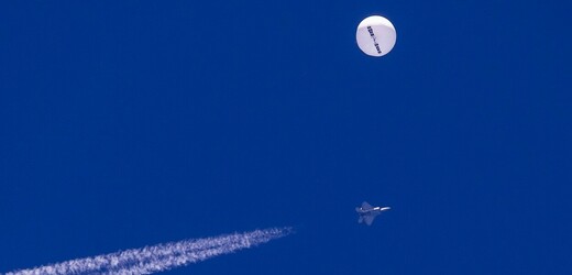 Na této fotografii se nad Atlantským oceánem, těsně u pobřeží Jižní Karolíny, vznáší velký balón, pod ním je vidět stíhačka.