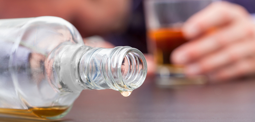 Hromadná otrava alkoholem v Indii má na svědomí již více než 27 obětí