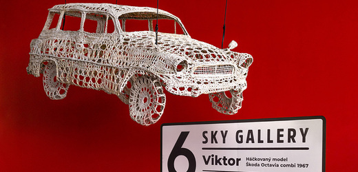 Z Kalifornie na Šestku: obchodní centrum vystavuje slavný háčkovaný model Škody Octavie