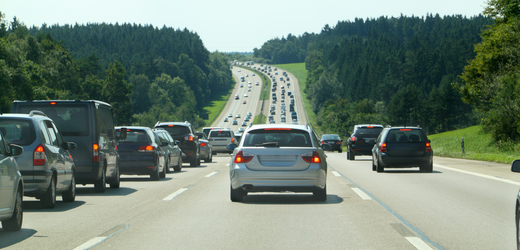 Zácpy na německých silnicích opět komplikují cestu na dovolenou 