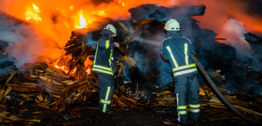 V několika řeckých oblastech pokračuijí požáry, český hasičský tým dnes dorazil do Alexandrupoli