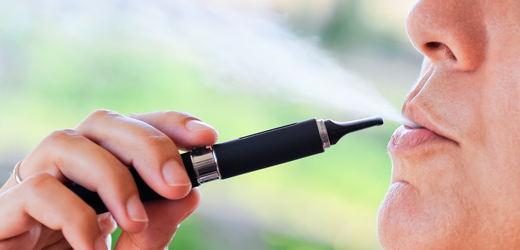 E-cigarety a další nikotinové alternativy nejsou vstupní branou ke kouření, tvrdí nová studie