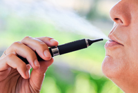 E-cigarety a další nikotinové alternativy nejsou vstupní branou ke kouření, tvrdí nová studie
