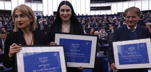 Předsedkyně Evropského parlamentu dnes předala Sacharovovu cenu za svobodu myšlení rodině Kurdky Mahsy Amíníové a zástupkyním hnutí za práva žen v Íránu