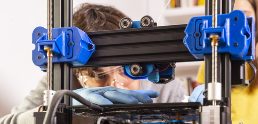 Odborníci z ČVUT ve spolupráci s VŠCHT vyvíjí na 3D tiskárně ekologické součástky do elektroniky z plastu