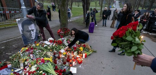 Lidé u ruské ambasády v Praze uctili památku Alexeje Navalného