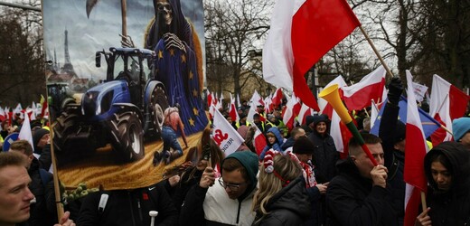 Ve Varšavě opět demonstrují zemědělci nespokojení s politikou EU, hořela i rakev 