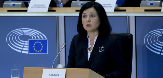 Místopředsedkyně Evropské komise Věra Jourová varovala v Polsku před kybernetickými a informačními hrozbami z Ruska