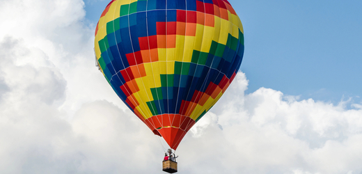 Let horkovzdušným balónem dnes nepřežil Australan, který z jeho koše vypadl nad předměstím Melbourne