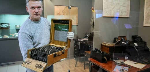 V Brně vystavují šifrovací přístroj Enigma, používali jej Němci za války 