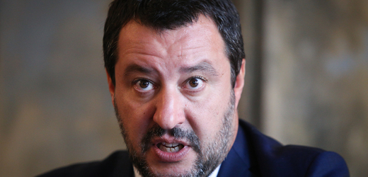 Místopředseda italské vlády a lídr krajně pravicové strany Salvini označil Macrona za válečného štváče