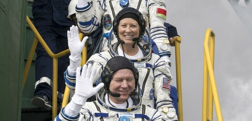 K ISS po dvou dnech letu dorazila kosmická loď Sojuz MS-25 s tříčlennou posádkou