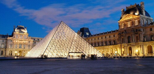 Impozantní skleněná pyramida stojí na nádvoří Louvru již 35 let 