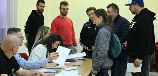 Slováci v rozhodujícím kole přímé volby vybírají nového prezidenta 