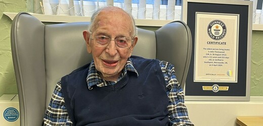 Nejstarší muž světa svůj věk přičítá štěstí a konzumaci fish and chips 