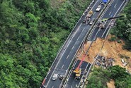 Nejméně 24 lidí zahynulo při propadu části dálnice na jihu Číny