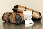 Celníci na pražském letišti zadrželi muže, který v cestovní tašce pašoval 4,6 kilogramu kokainu