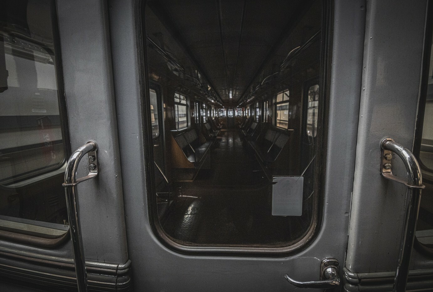 Lidé se v Praze mohou svézt na lince metra C historickými soupravami