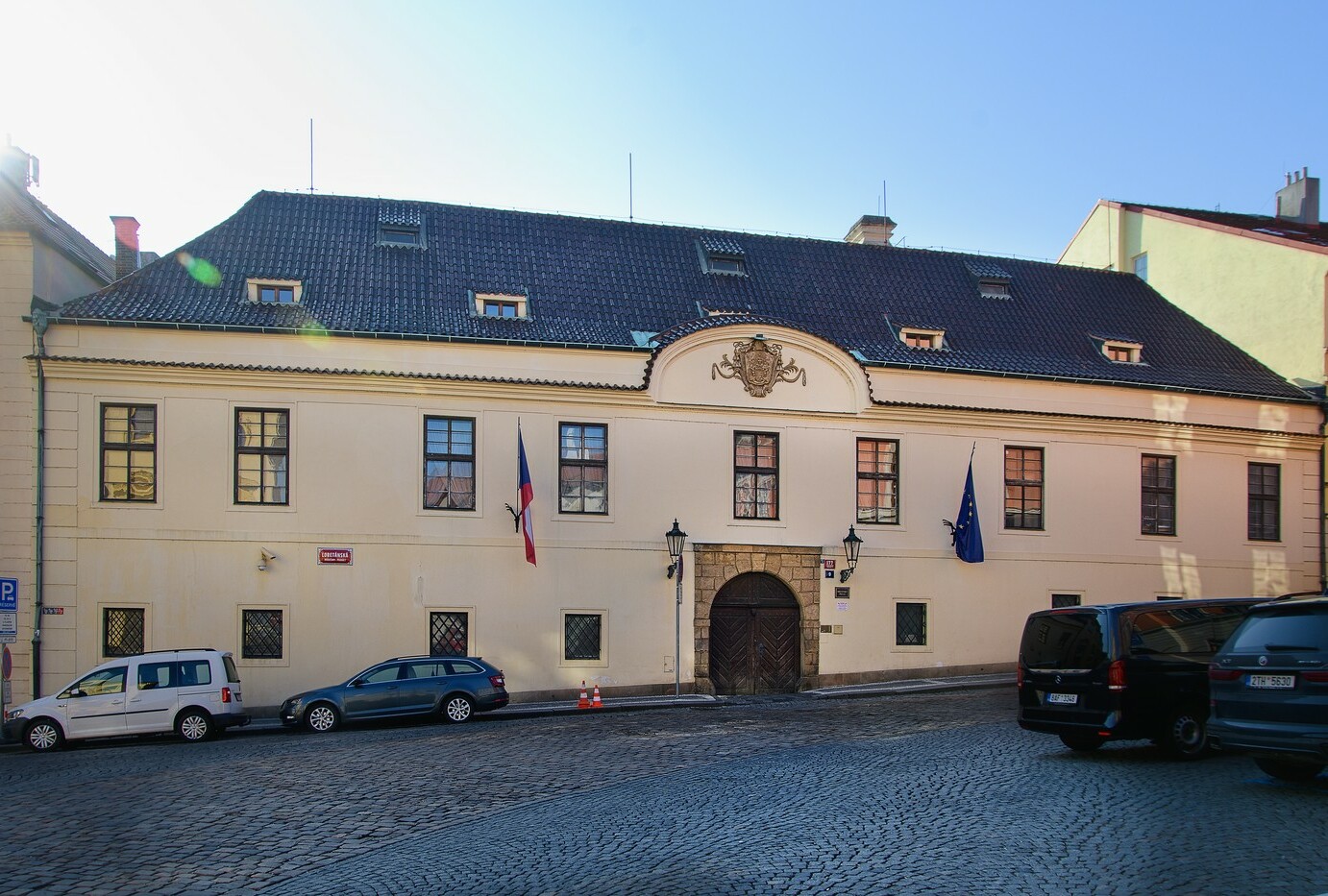 Veřejnosti se dnes otevřou Sněmovna, Senát i vládní Hrzánský palác v Praze