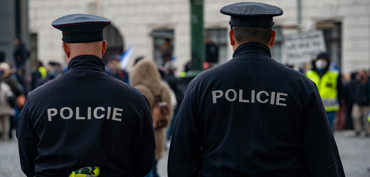Pražská policie propustila policistu stíhaného za napadení devatenáctileté dívky před barem na Smíchově