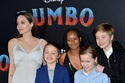 Angelina Jolie s dětmi Zaharou, Shiloh (vpravo) a dvojčaty Vivienne a Knoxem (vpředu) na premiéře snímku Dumbo v roce 2019. 