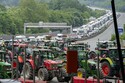 Tisíce zemědělců dnes zablokovaly hlavní silniční tahy na hranicích mezi Španělskem a Francií