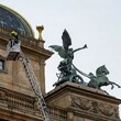 Desítky hasičů zasahovaly u požáru v historické budově Národního divadla