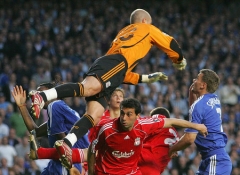 Liverpoolský brankář Jose Reina přeskakuje Didiera Drogbu z Chelsea