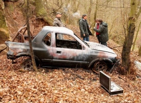 Záhada: ohořelé auto, netknutý les.