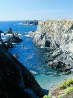 Rozeklané pobřeží. Jih největšího bretaňského ostrova Belle-Ile nabízí divokou romantiku skalních útesů.