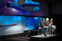 Podnikatel Richard Branson při představování modelu vesmírné lodi.