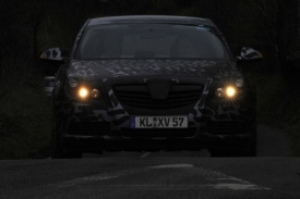 Maskovaný Opel Insignia ukázala sama automobilka.