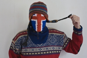 Teplý vlněný svetr chudým Britům pomůže přečkat zimu.