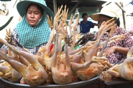 Obvyklá snídaně Kambodžanů je teplá rýžová polévka bor-bor s kuřetem.