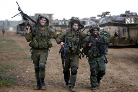 Usmívající se vojáci Izraele opouštějí Gazu.