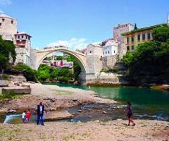 Obnovený symbol. Starý most v Mostaru se dočkal obnovy poté, co byl v roce 1993 během balkánských válek zničen.