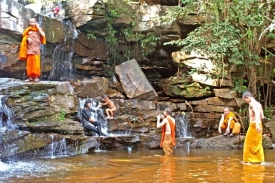 Vodopád Kbal Chay, koupou se mniši.