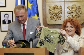 Ministryně obrany Parkanová měla pro Nicolase stylově zelené tričko.
